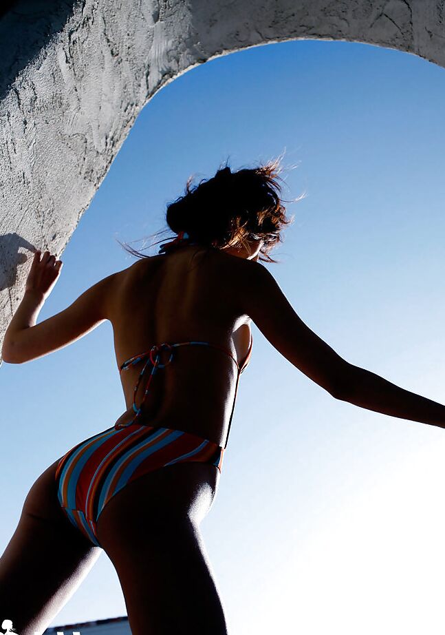 15P La impresionante adolescente asiática Yu Satome se quita el bikini