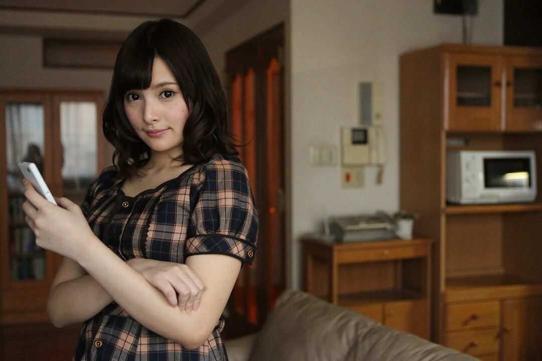 14P La jolie japonaise Mihono fait une douce pipe et goûte au sperme collant