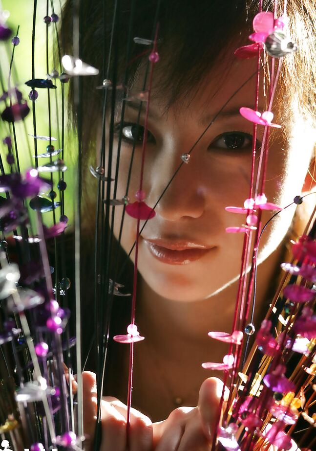 15P La impresionante asiática Kurumi Morishita se desnuda y provoca su coño peludo