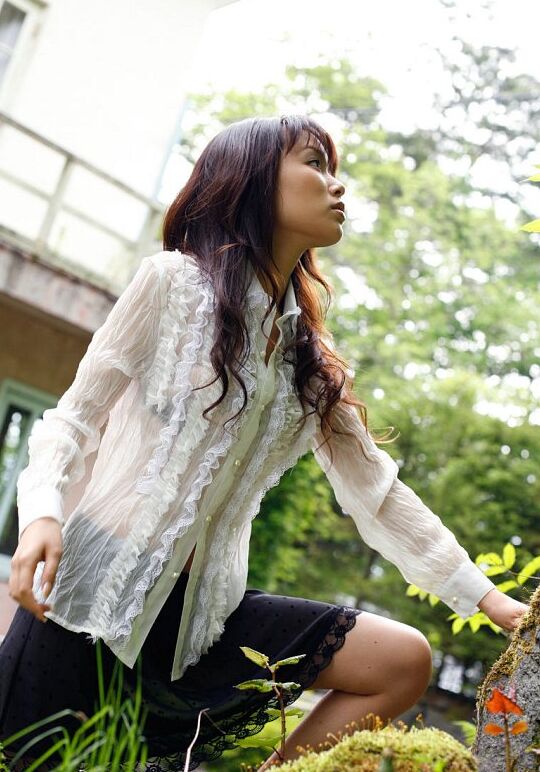 16P Das schöne japanische Mädchen Yua Aida entblößt ihre festen Titten inmitten der Schönheit der Natur