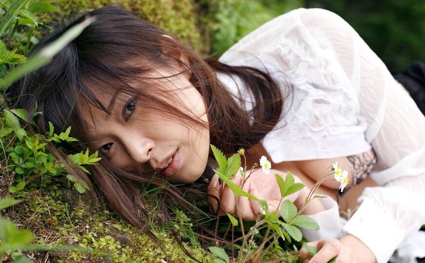 16P Das schöne japanische Mädchen Yua Aida entblößt ihre festen Titten inmitten der Schönheit der Natur