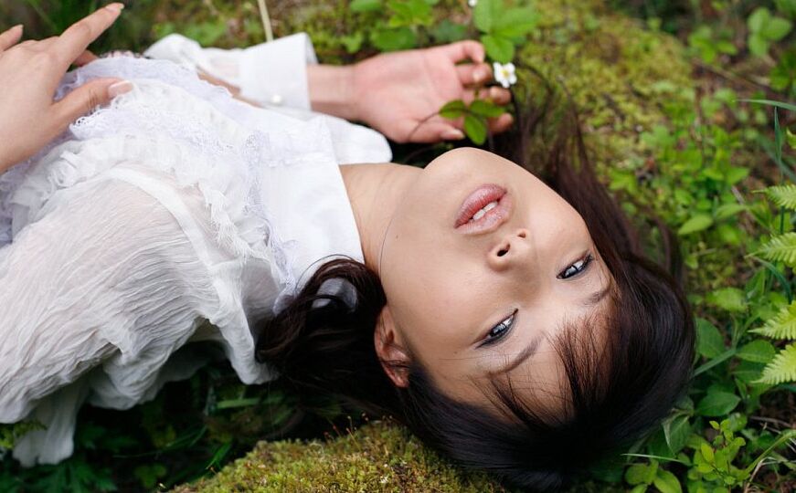 16P Das schöne japanische Mädchen Yua Aida entblößt ihre festen Titten inmitten der Schönheit der Natur