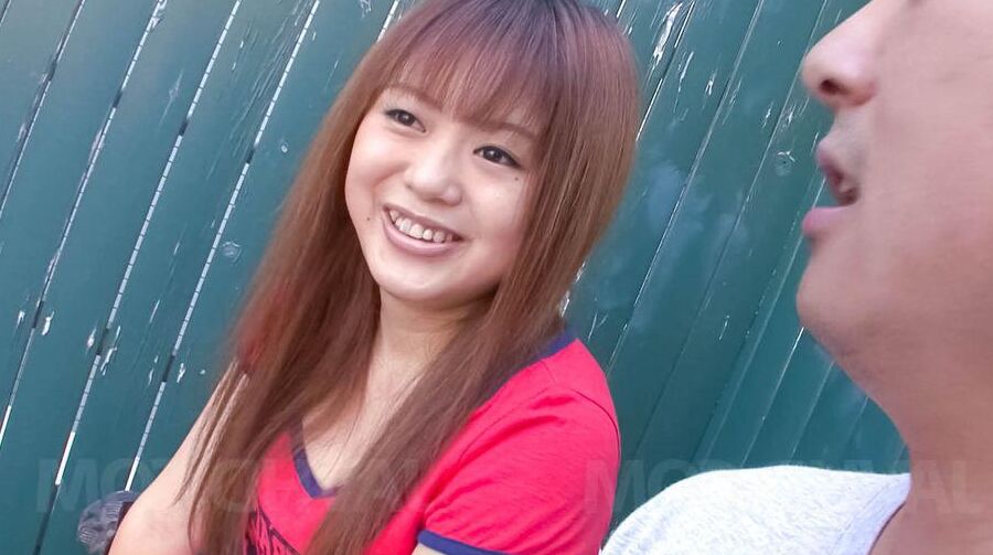 12P La muñeca asiática Noriko Kago con camiseta roja cuida la cabeza del falo