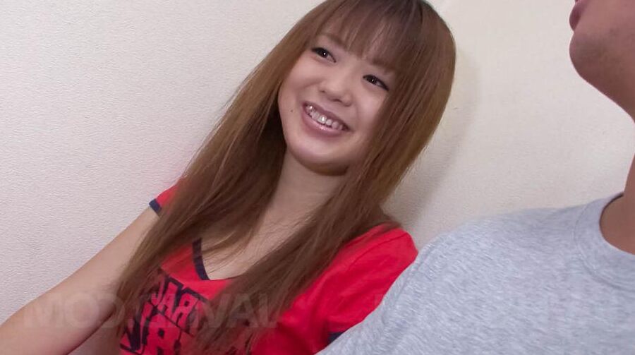 12P La muñeca asiática Noriko Kago con camiseta roja cuida la cabeza del falo