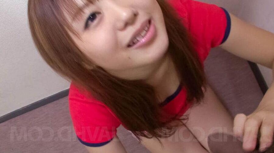 12P La muñeca asiática Noriko Kago con camiseta roja cuida la cabeza del falo