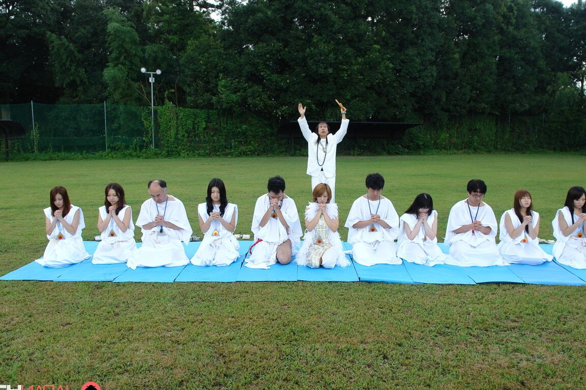 21P Garotas japonesas se envolvem em jogos sexuais excêntricos durante um ritual XXX ao ar livre