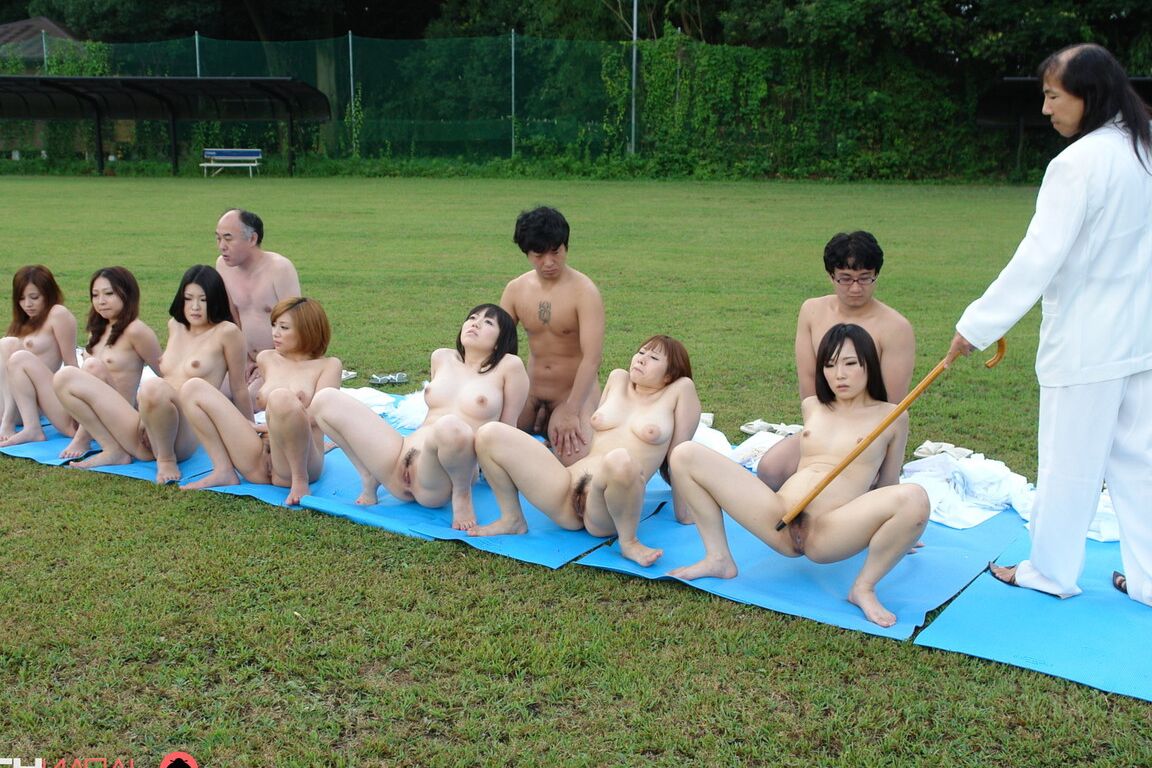 21P Garotas japonesas se envolvem em jogos sexuais excêntricos durante um ritual XXX ao ar livre