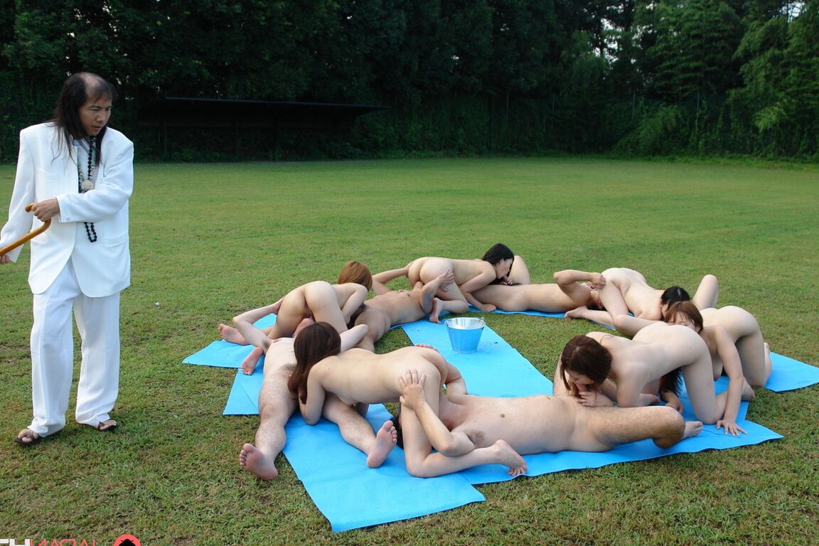 21P Garotas japonesas se envolvem em jogos sexuais excêntricos durante um ritual XXX ao ar livre
