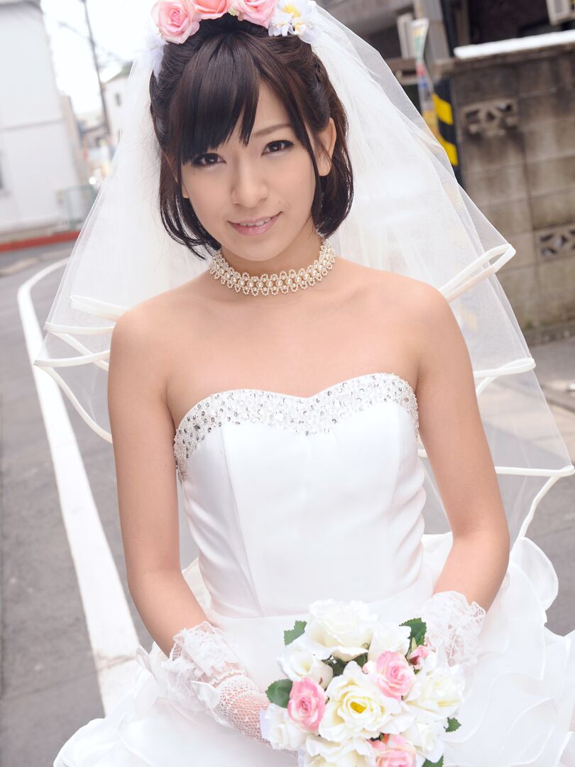 21P La pervertida novia asiática Ruri Narumiya recibe una mamada en los pezones antes de una mamada y sexo