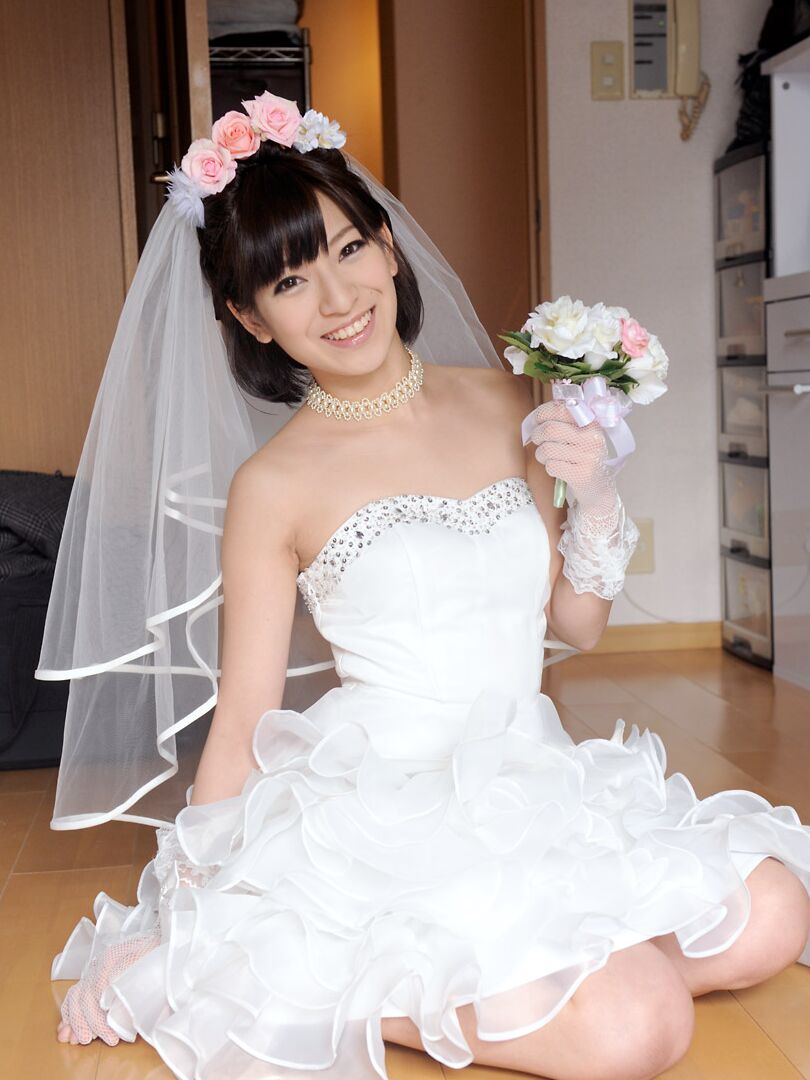 21P La pervertida novia asiática Ruri Narumiya recibe una mamada en los pezones antes de una mamada y sexo