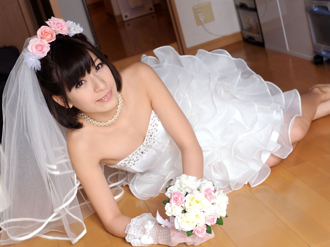 21P La pervertida novia asiática Ruri Narumiya recibe una mamada en los pezones antes de una mamada y sexo