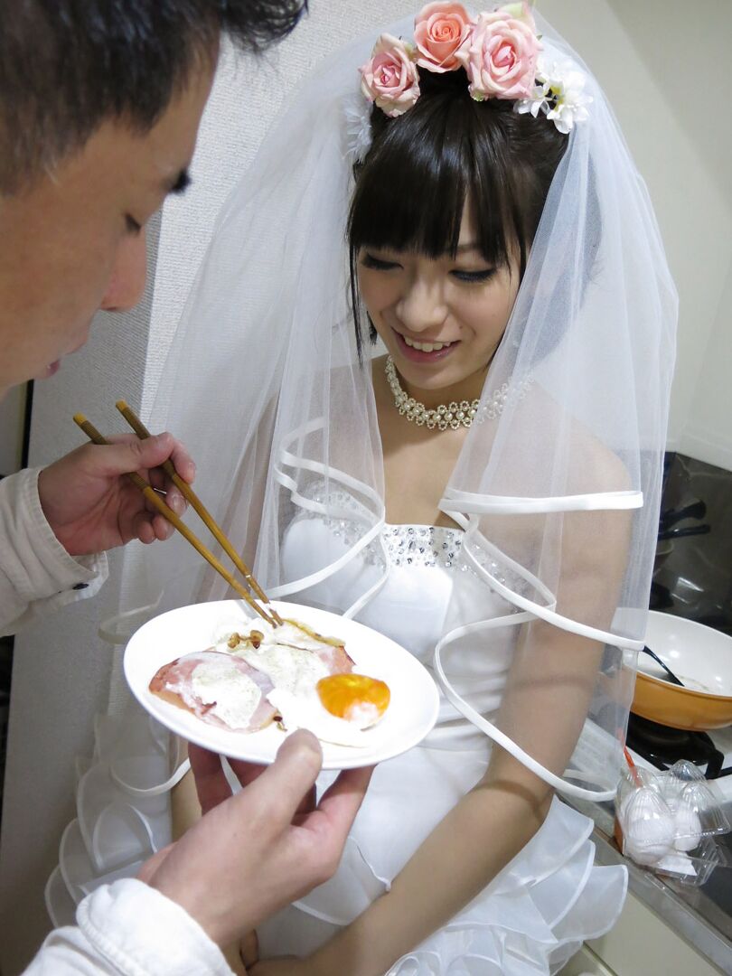21P La pervertida novia asiática Ruri Narumiya recibe una mamada en los pezones antes de una mamada y sexo