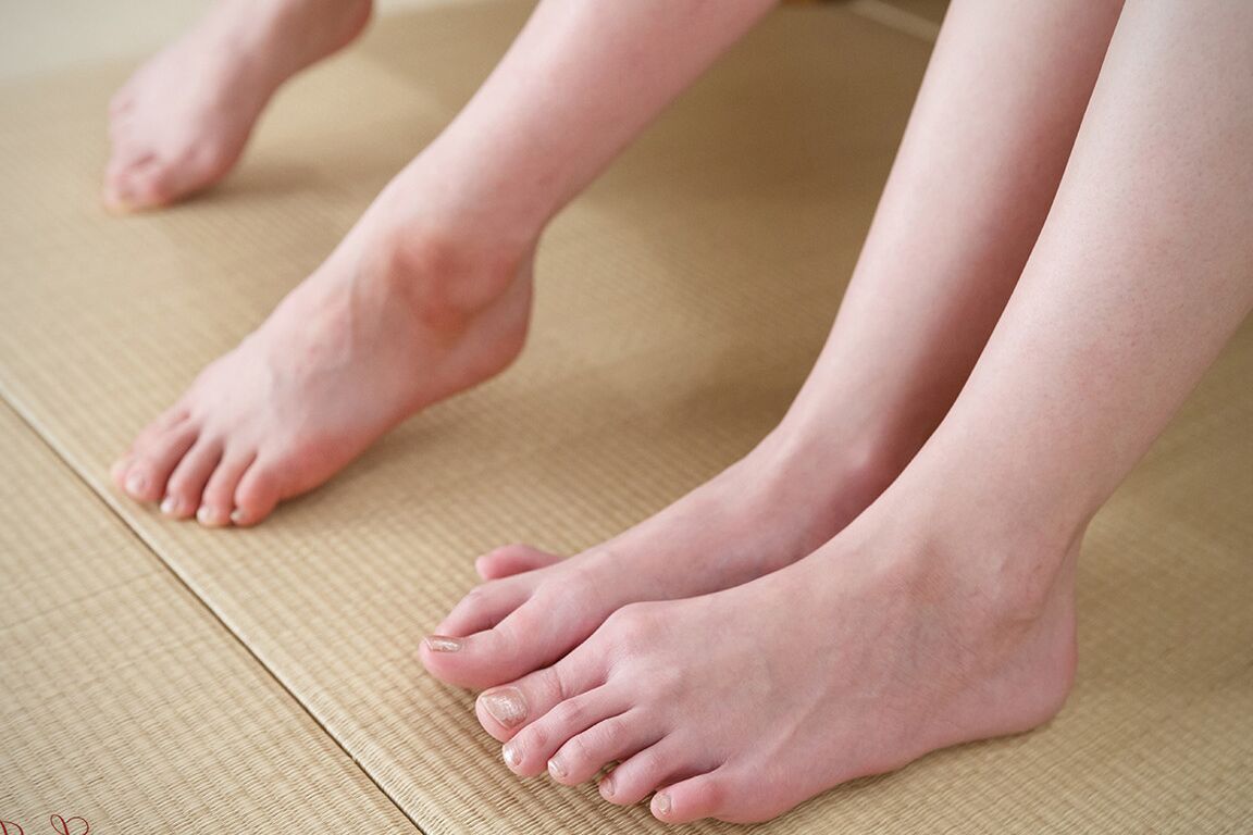 16P Colegialas japonesas se quedan sin bragas mientras le hacen una paja con los pies a un compañero de sexo