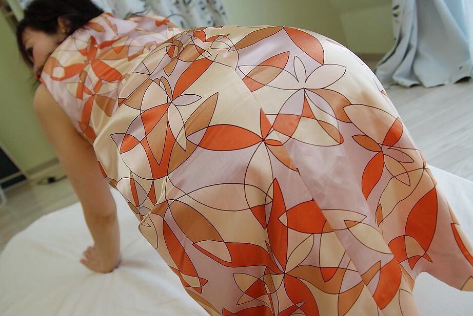 16P アジア人熟女矢部しのぶが服を脱いで彼女のおまんこをクローズアップで露出