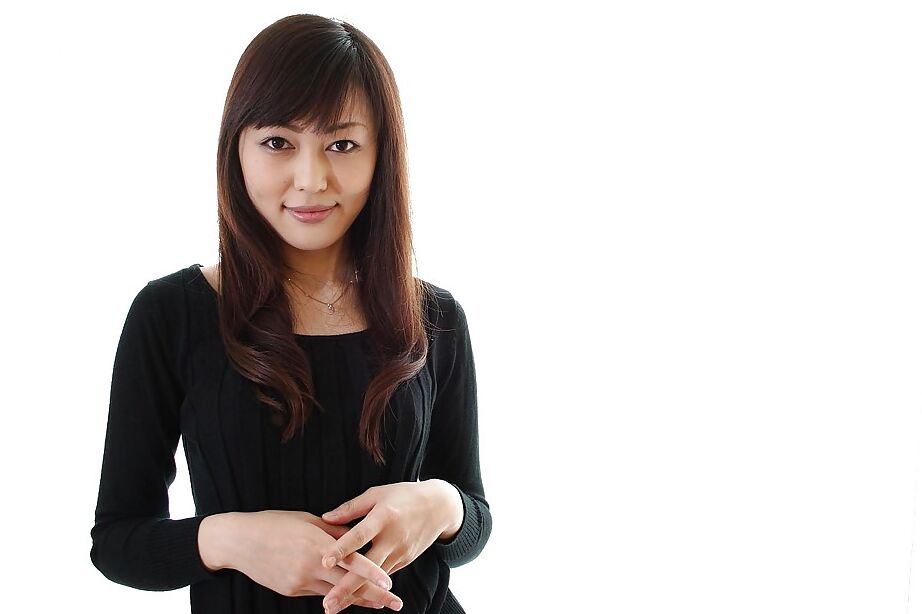 16P La guapa asiática MILF Aoi Katayama se desnuda y hace vibrar su raja peluda