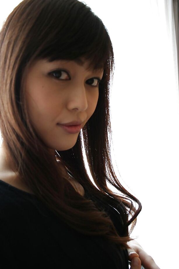 16P La guapa asiática MILF Aoi Katayama se desnuda y hace vibrar su raja peluda