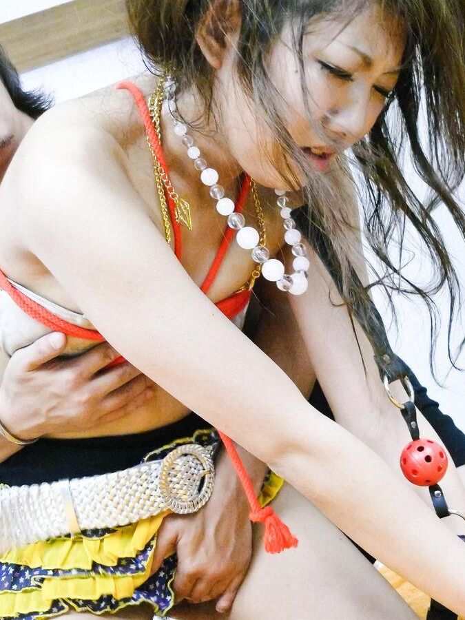 16P 椿まひるアジア人が口の中にボールを入れてバイブレーターを取得します