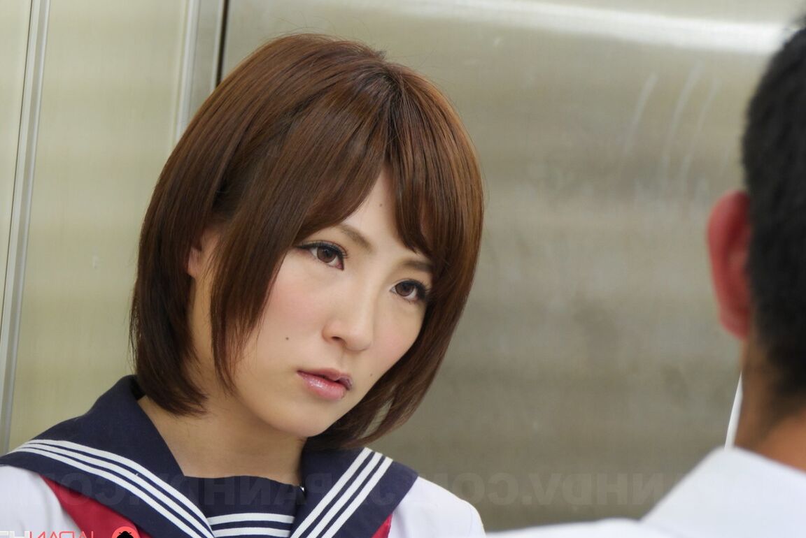 21P A japonesa Kaede Oshiro mostra sua boceta peluda e é esfregada no elevador