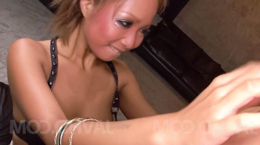 12P Riku Hinano Asiática con tetas calientes lame y chupa un pene fuerte