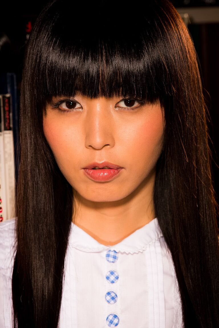 20P La jeune asiatique Marica Hase soulève sa robe et montre sa culotte à la bibliothèque.