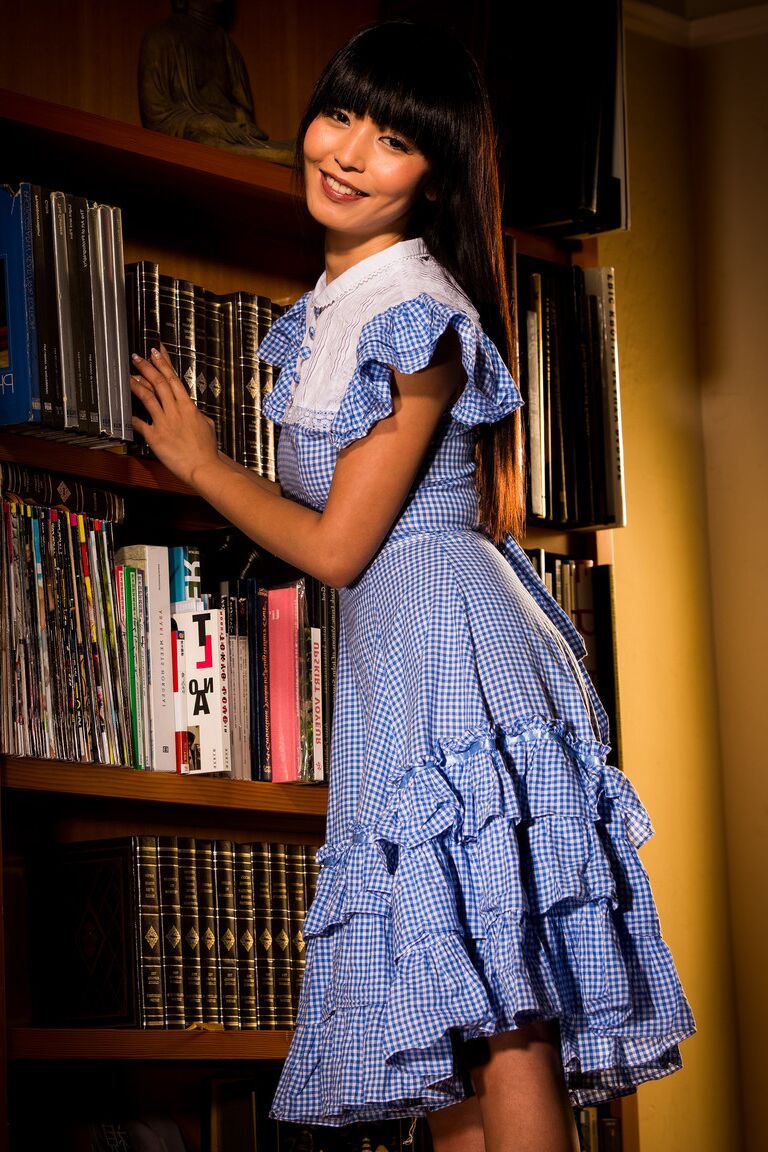 20P La jeune asiatique Marica Hase soulève sa robe et montre sa culotte à la bibliothèque.
