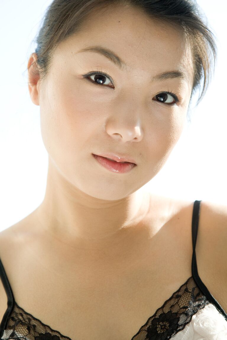 21P Die bezaubernde asiatische Teenagerin Ada E zeigt ihren großen essbaren Kitzler