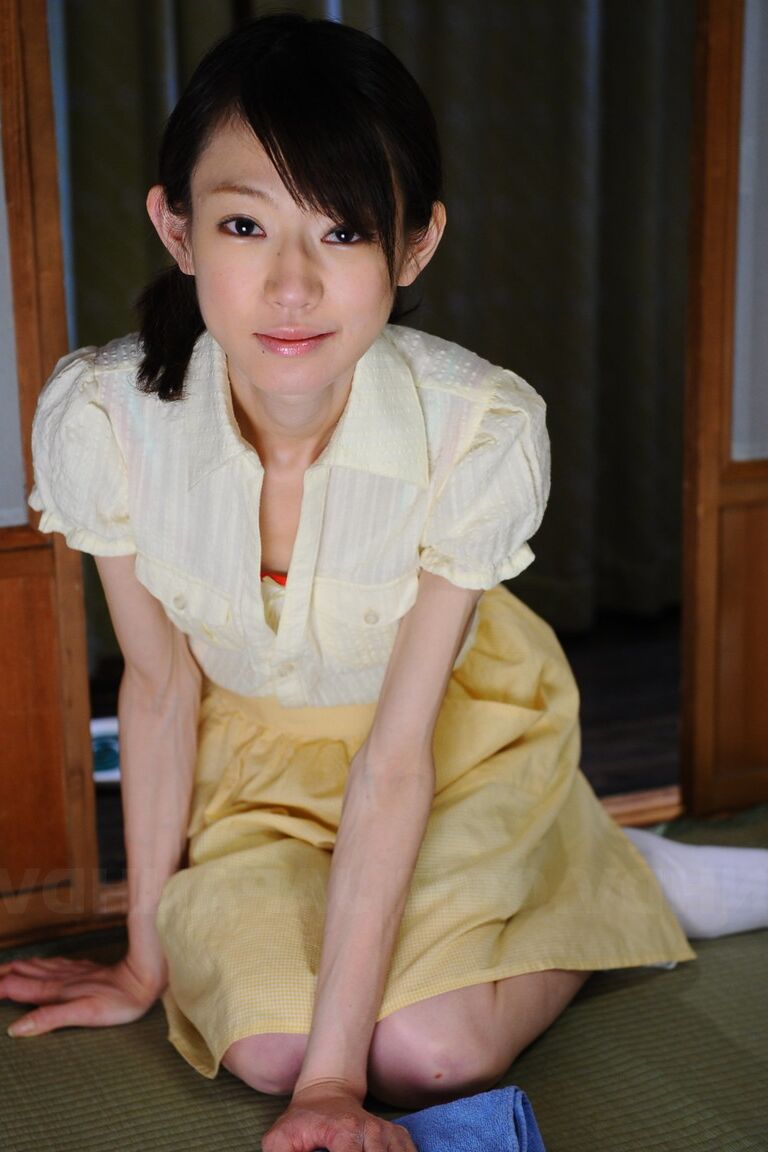 15P 若々しい日本の女の子、伊藤青葉が薄手のテディベアに変身
