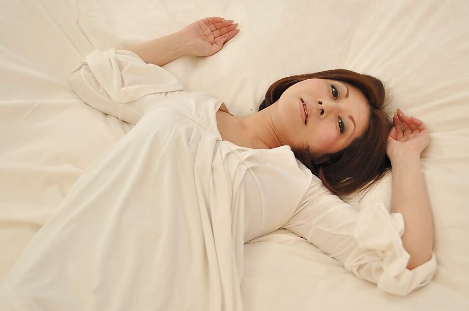 16P Asiática MILF Norie Takahata se despindo e abrindo as pernas