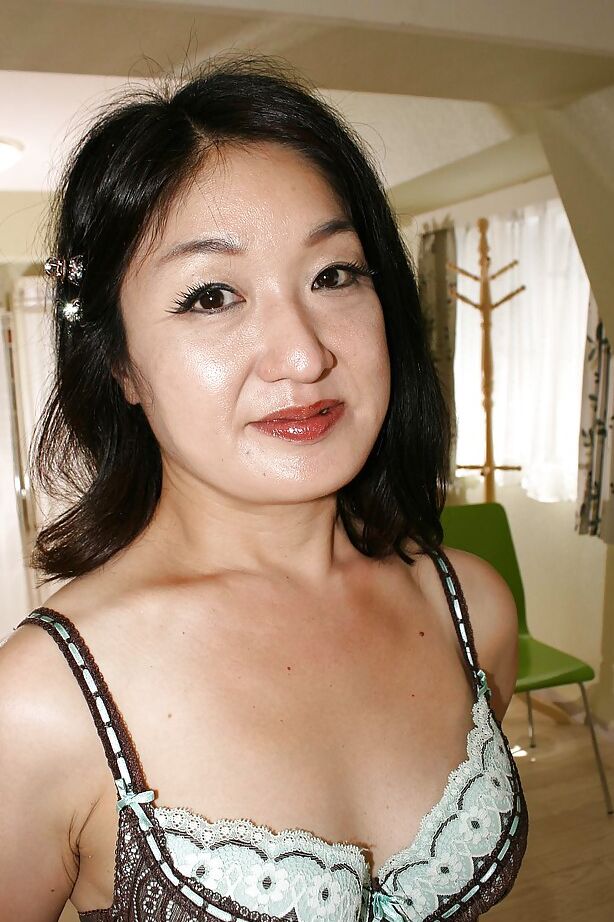 16P dame asiatique en lingerie et collants Chiyo Yamabe révélant ses beaux seins