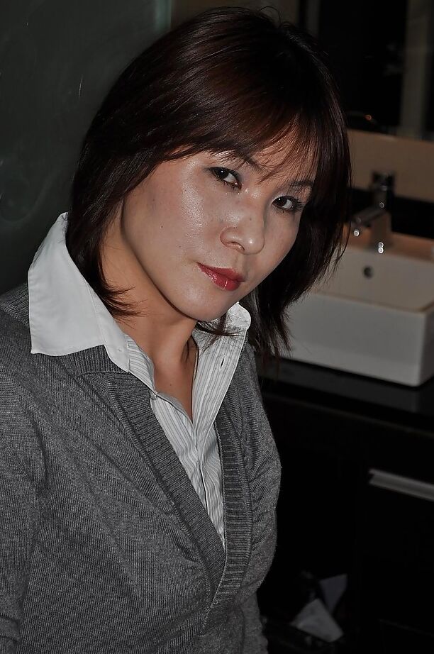 16P Chiho Fujii, une MILF asiatique fringante, se déshabille et expose sa fente juteuse.