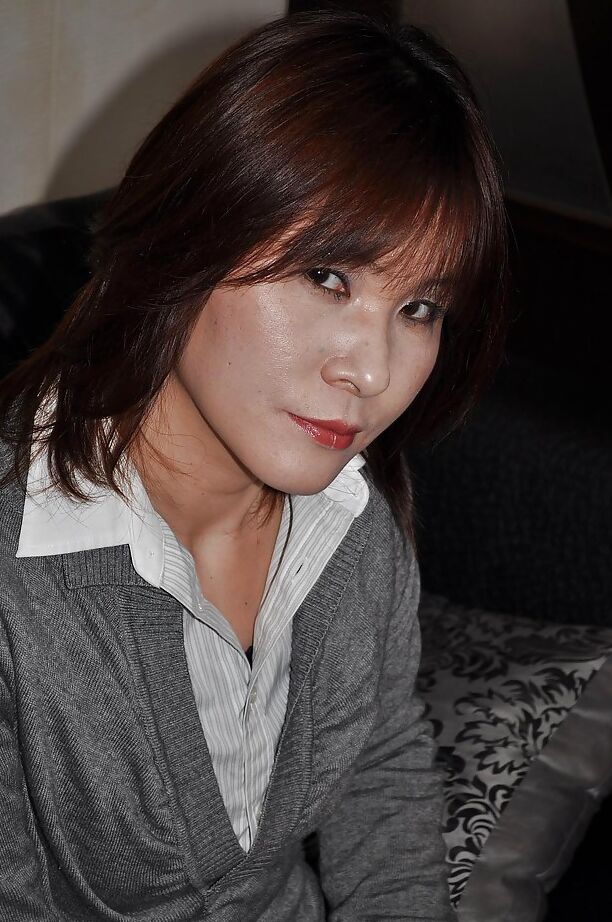 16P Chiho Fujii, une MILF asiatique fringante, se déshabille et expose sa fente juteuse.