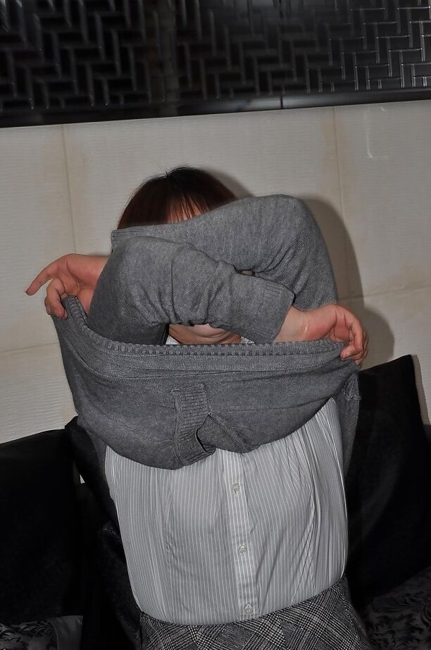 16P Chiho Fujii, une MILF asiatique fringante, se déshabille et expose sa fente juteuse.
