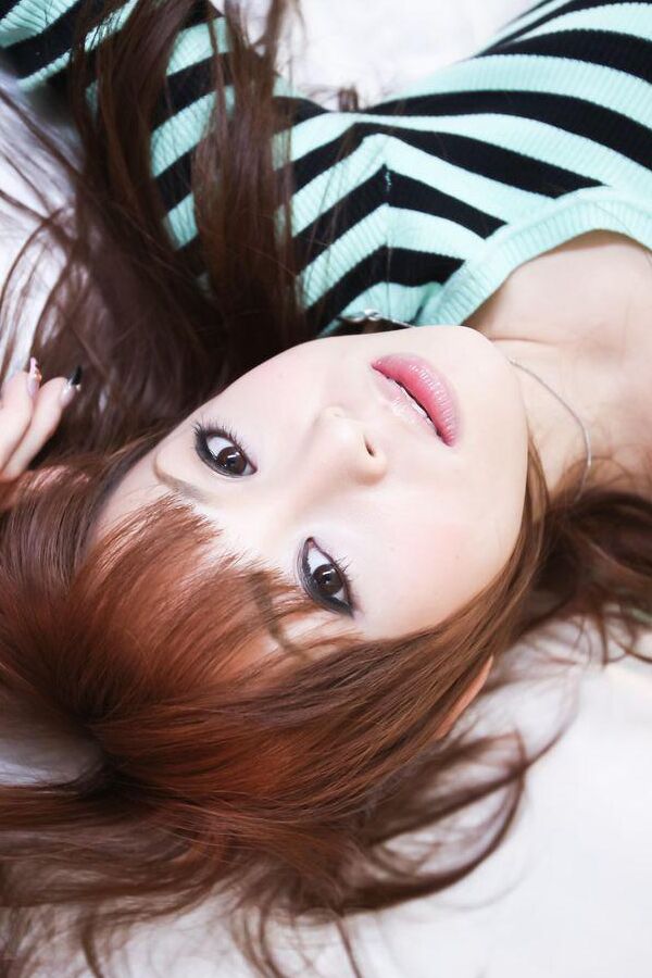 15P 吉原みいなが二人のエッチな男の注目を同時に楽しむ