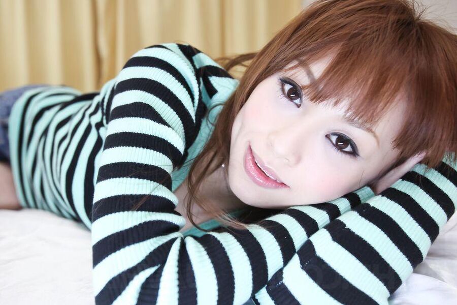 15P 吉原みいなが二人のエッチな男の注目を同時に楽しむ