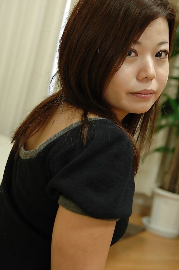 16P Asian MILF Mami Isoyama undressing and spreading her lower lips in close up