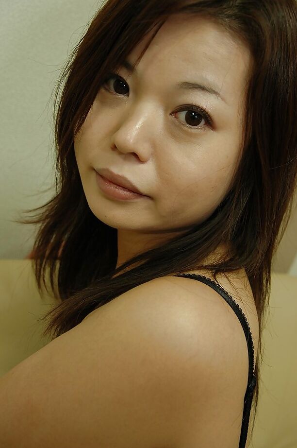 16P Asian MILF Mami Isoyama undressing and spreading her lower lips in close up