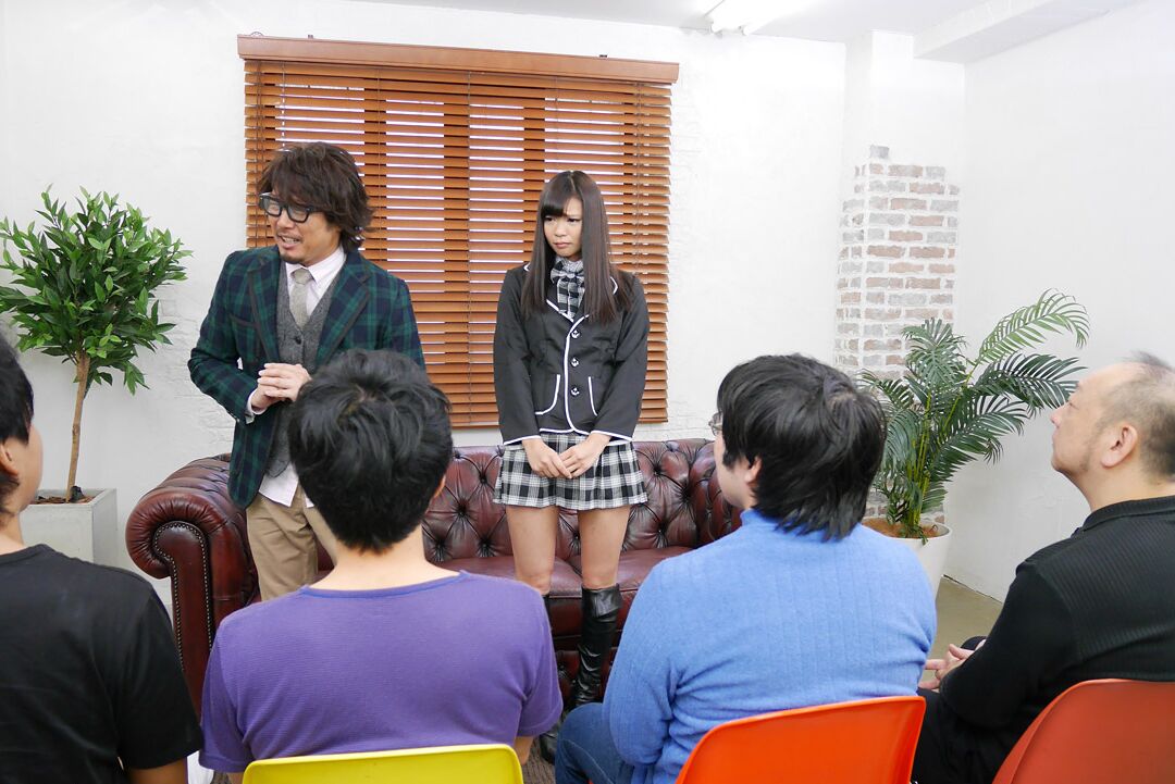 21P La colegiala japonesa Akubi Yumemi se la follan