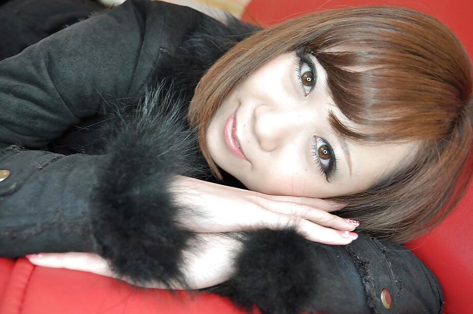 16P La linda asiática Mari Okuda desnudándose y siendo objeto de burlas con juguetes sexuales