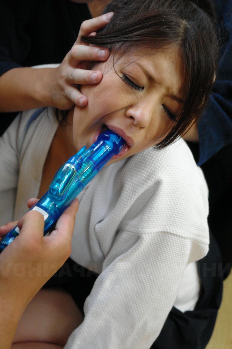 21P La profesora japonesa Jun Sena recibe un creampie en su coño peludo en un gangbang pervertido