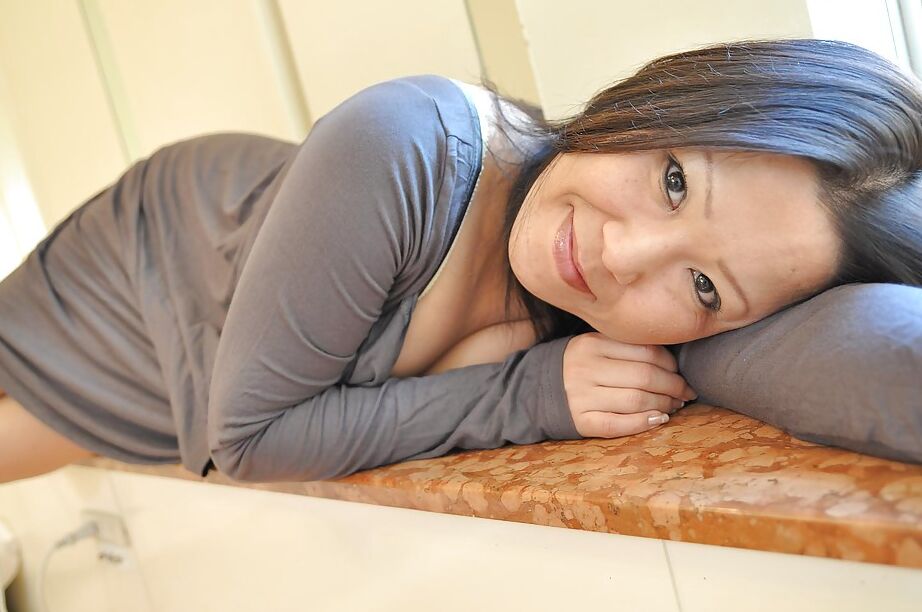 16P Asiática lasciva MILF Kumiko Katsura tira a roupa e gosta de brincar com brinquedos sexuais
