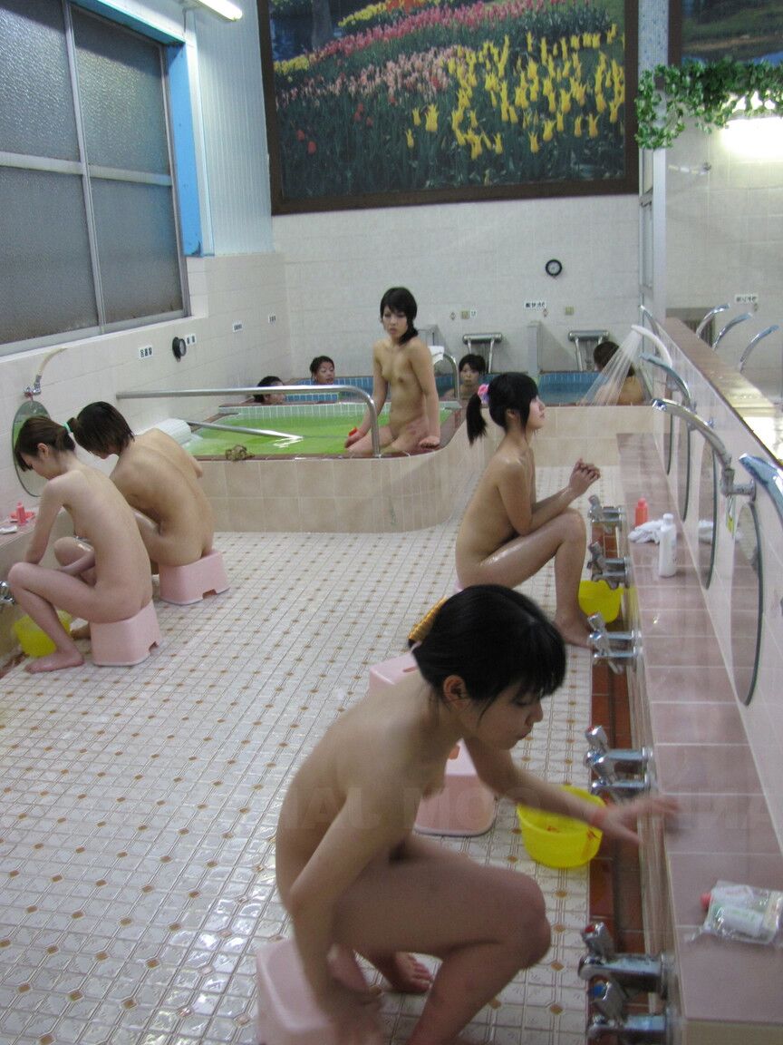 20P Lindas garotas japonesas curtindo sexo violento em grupo no spa