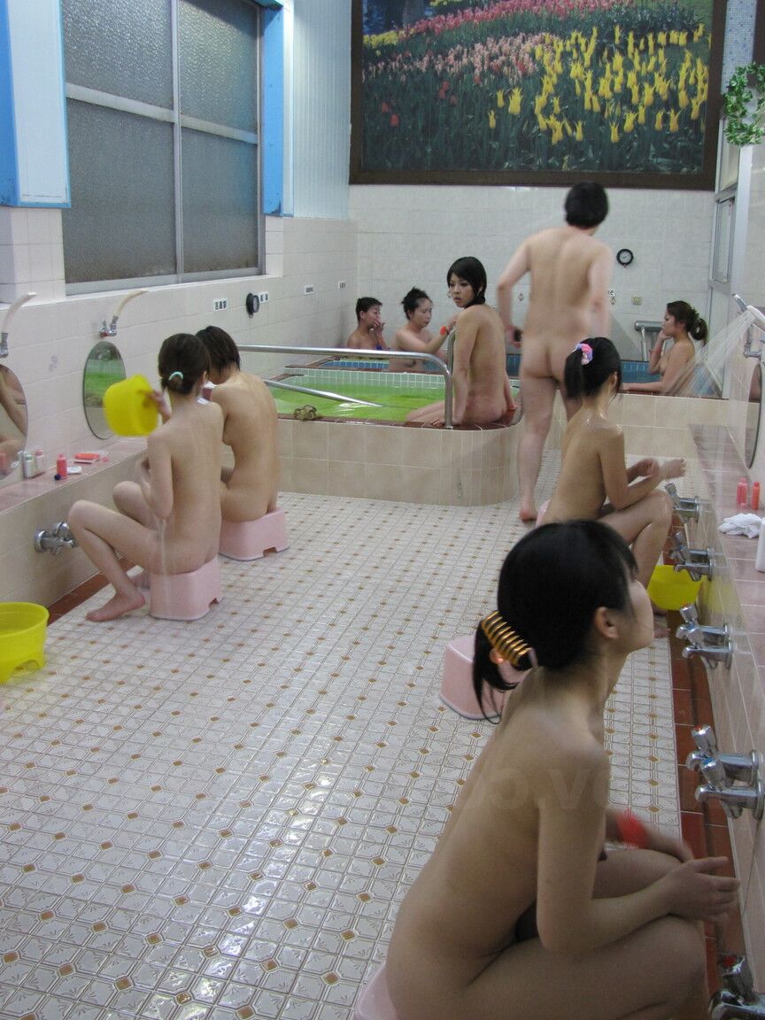 20P Lindas garotas japonesas curtindo sexo violento em grupo no spa