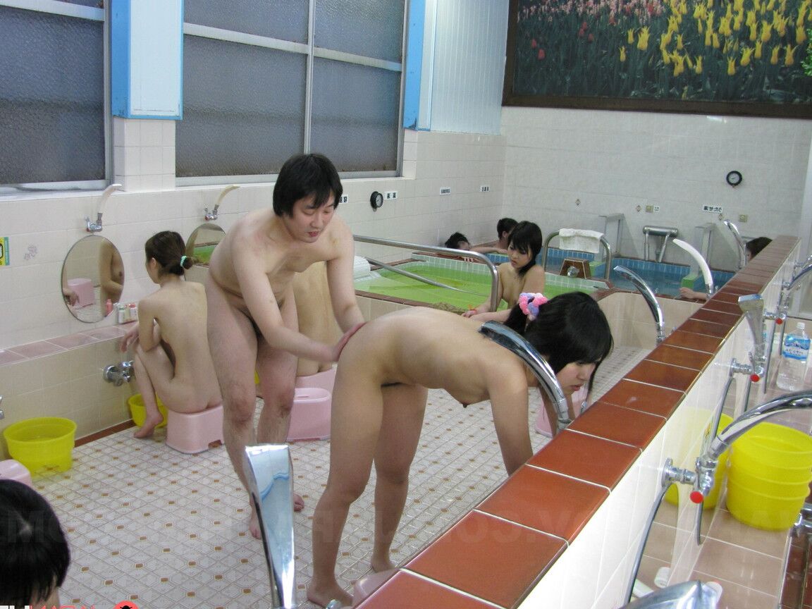 20P Lindas garotas japonesas curtindo sexo violento em grupo no spa
