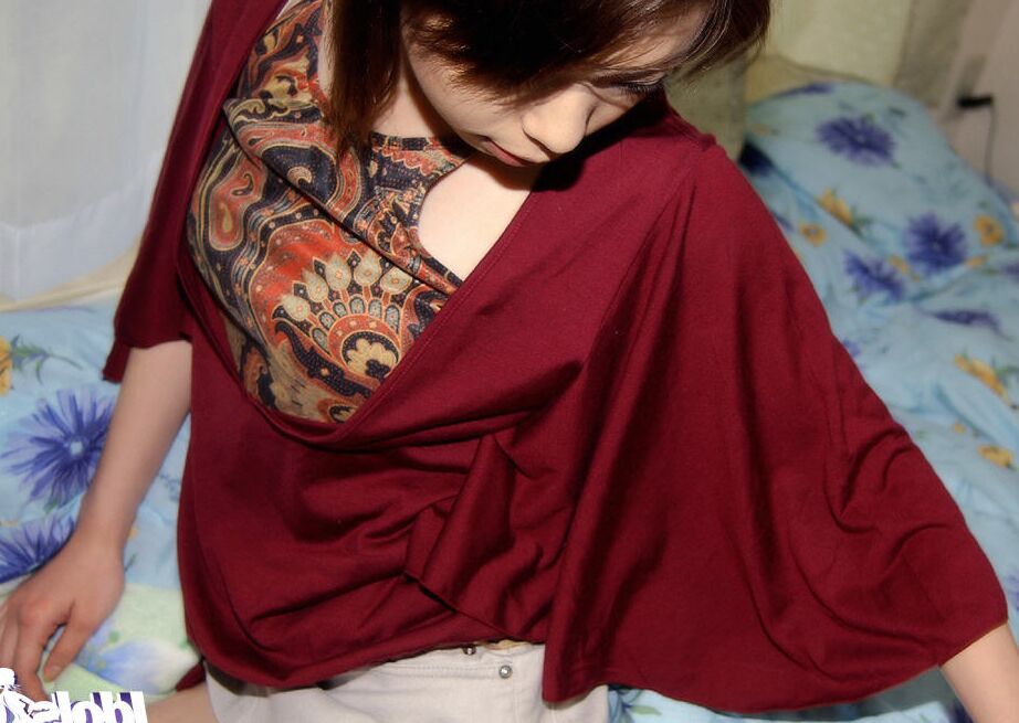 16P Une ado asiatique sexy se déshabille et se fait taquiner la chatte poilue avec un vibromasseur