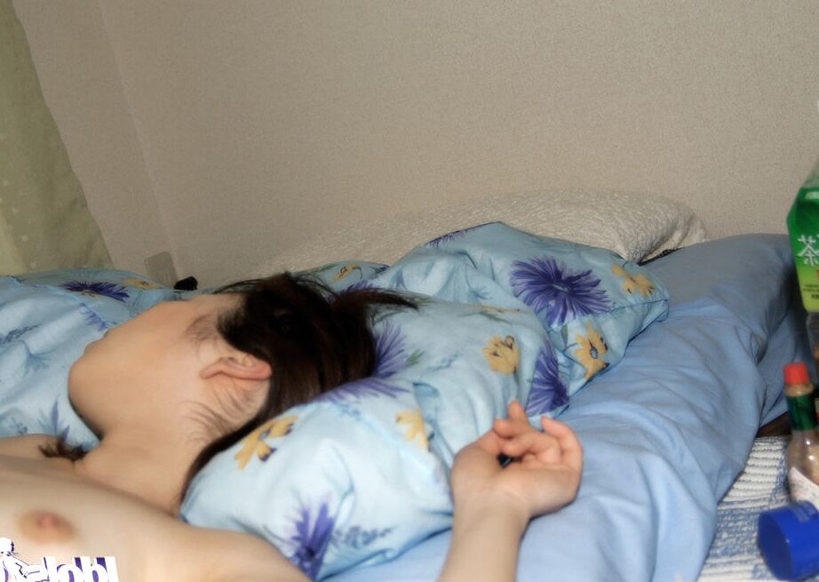 16P Une ado asiatique sexy se déshabille et se fait taquiner la chatte poilue avec un vibromasseur
