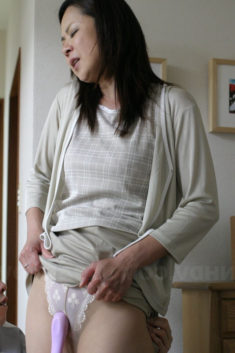 21P Die versaute asiatische Brünette Nanako Misaki lässt ihren Busch spielen und ficken