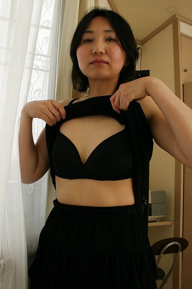 16P MILF asiatique timide en collants Junko Konno se débarrassant de ses vêtements