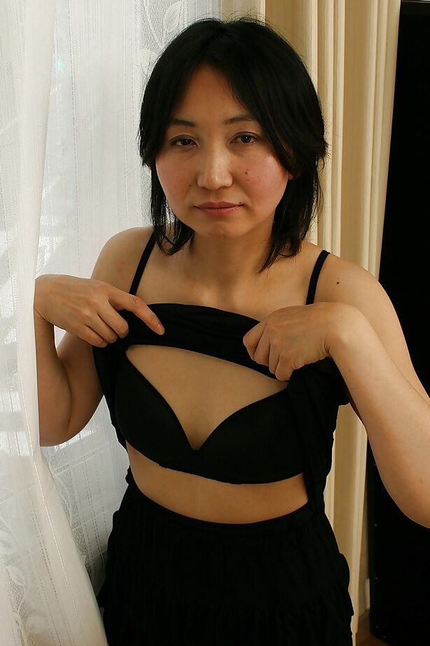 16P MILF asiatique timide en collants Junko Konno se débarrassant de ses vêtements