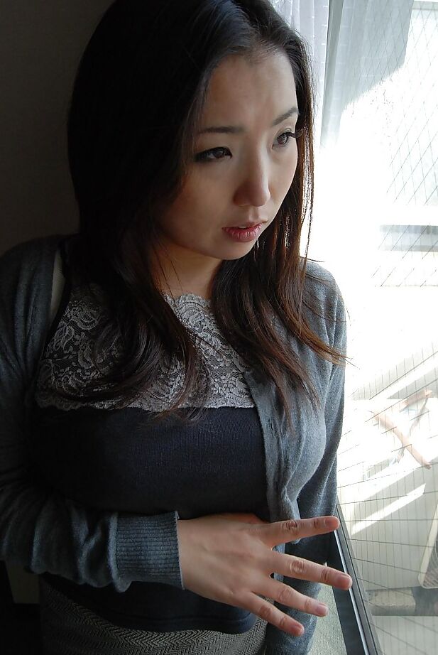 16P MILF asiática Kaho Itou desnudándose y jugando con sus juguetes sexuales