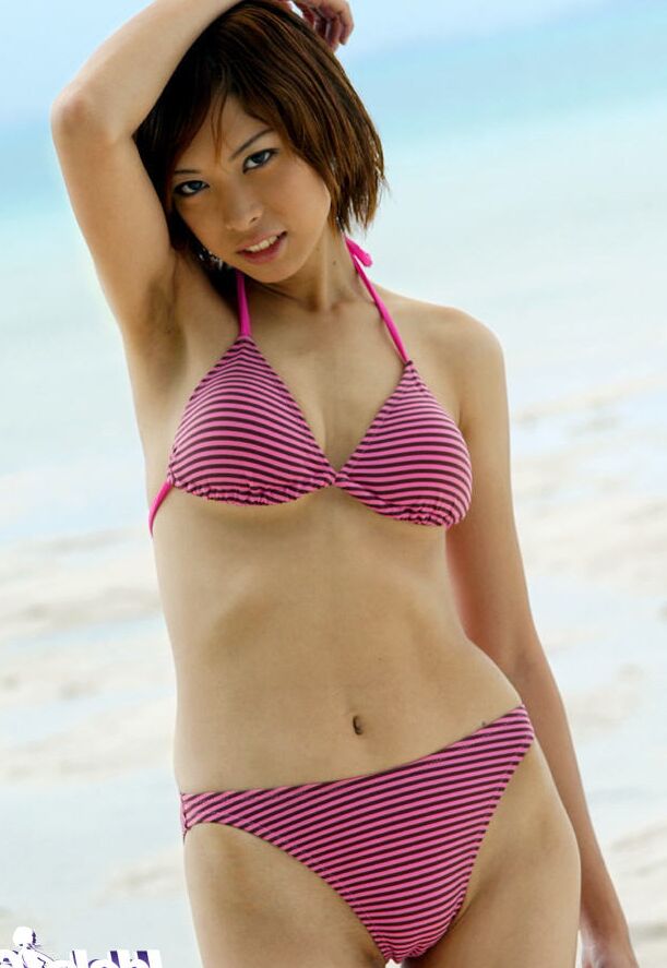 16P Das fickbare asiatische Luder Minami Aikawa schlüpft im Freien aus ihrem Bikini
